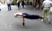 Handstand auf einer Flasche