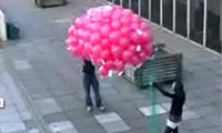 Ein paar Ballons steigen lassen