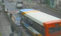 Idiot springt vor den Bus