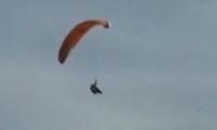 Unglaublicher Fallschirm-Stunt