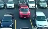 4 Frauen beim ausparken