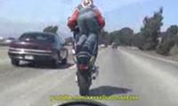 Wheelie auf dem Highway