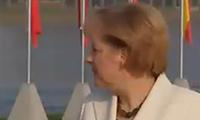 Berlusconi lässt die Merkel einfach stehen