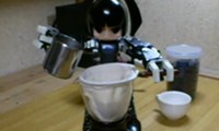Roboter serviert Kaffee