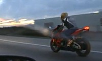 Motorrad mit Raketenwerfer