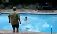 In den Pool springen