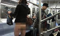 Ohne Hose und Unterhose in der U-Bahn