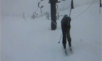 Skifahrer hat Probleme mit dem Skilift