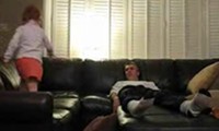 Kind knockt Papa auf der Couch aus