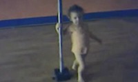 Ein Baby tanzt an der Stange