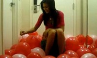 Hübsche Frau mit dicken Ballons