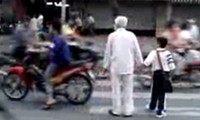 Strasse überqueren in Vietnam