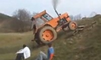 Wenn die Kinder mit dem Traktor spielen