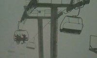 Mit dem Skilift im Schneesturm hängen