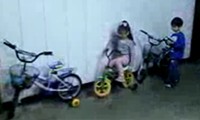 Kleines Mädchen parkt ihr Fahrrad ein