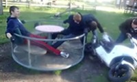 Mit dem Roller auf dem Kinderspielplatz
