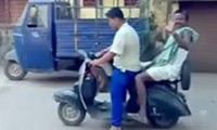 Zwei Männer - ein Roller