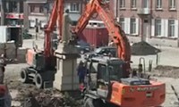 Eine alte Statue transportieren