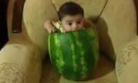 Baby in einer Wassermelone