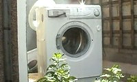 Eine Waschmaschine zerlegt sich selbst