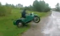 Atemberaubender Motorrad-Stunt