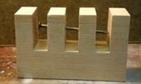 Wie kommt der Nagel in das Holz?
