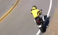Motorradfahrer macht einen Abflug