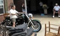 Motorrad auf einen Anhänger laden