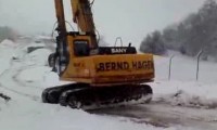 Schneeschieben mit einem Bagger