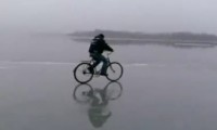 Mit dem Fahrrad über das Eis fahren