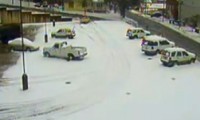 Einen Parkplatz vom Schnee befreien