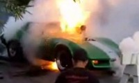 Corvette fängt beim Burnout Feuer