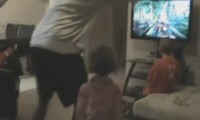 Papa trifft Kind beim Kinect spielen hart