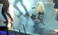 Lady Gaga fällt auf den Arsch
