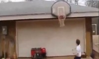 An den Basketball-Korb springen