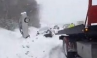 Kurioser Unfall auf verschneiter Autobahn