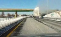 Schnee-Truck gegen Brücke