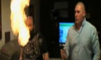 Feuerspucker fackelt sich den Bart ab