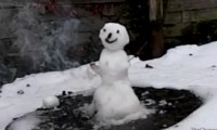Armer Schneemann wird gesprengt