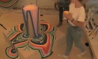 Moderne Kunst mit Pappbechern und Farbe