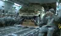 Humvees aus dem Flugzeug abwerfen