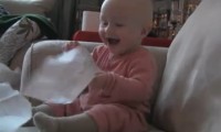 Baby lacht über Papier