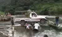 Einen Pickup über einen Fluss bringen