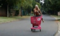 Eine Blondine unterwegs mit einem Einkaufswagen