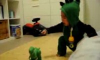 Kleiner Junge hat Angst vor Spielzeug-Dinosaurier