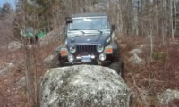 Den Jeep auf einem Felsen parken