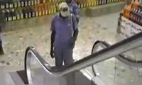 Mann sieht zum ersten mal eine Rolltreppe
