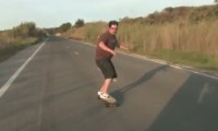Ein Anfänger auf dem Longboard