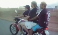 Drei Typen auf einem Roller