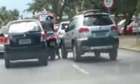 Motorradfahrer vs Autofahrer 